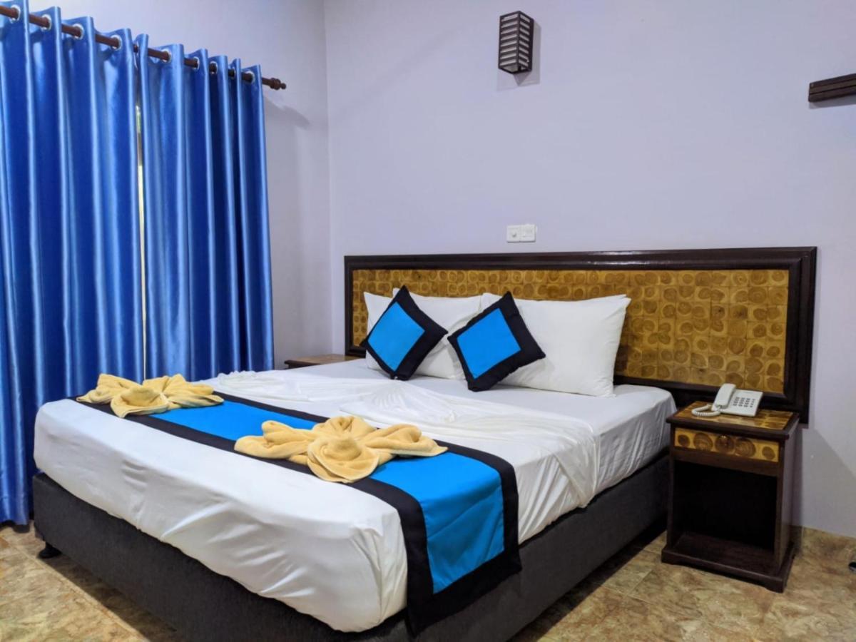 Blue Sand Beach Resort Тринкомалі Екстер'єр фото